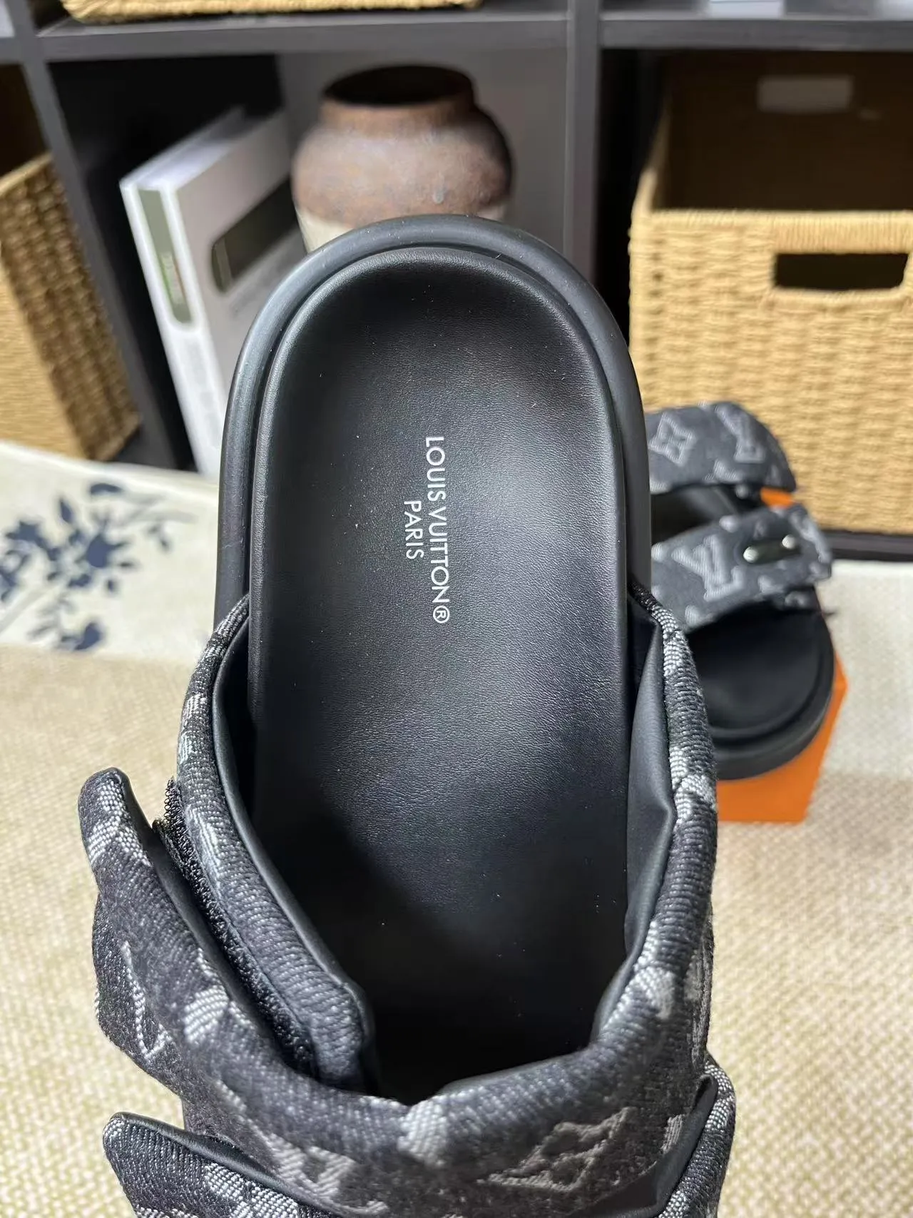 P340 yuan LV Louis Vuitton Full of high-end feel! A popular model among bloggers at home and abroad, it’s retro and fashionable, and looks stunning on your feet! Mainly recommended model on the official website★ ━━━━━ ЅᏇєєt ━━━━━ ▪️Upper: original calfskin ➕5D printing process ▪️Inner: imported mixed sheepskin ▪️Outsole: original molded foam outsole ▪️Size: Female 35-40 Men's 39-44 (women's 41 men's 45)